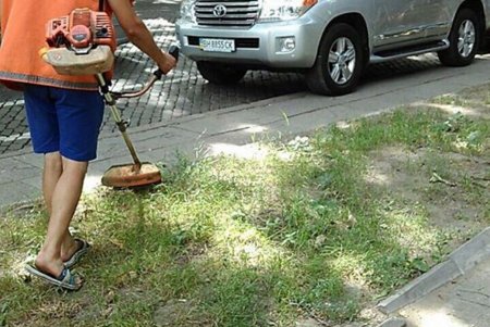 Субботник в четверг: коммунальщики привели в порядок 10 улиц в центре города (фото)