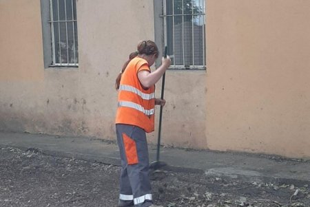 Субботник в четверг: коммунальщики привели в порядок 10 улиц в центре города (фото)