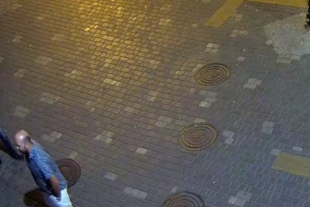 В центре города компания мужчин перевернула припаркованный автомобиль (фото, видео)