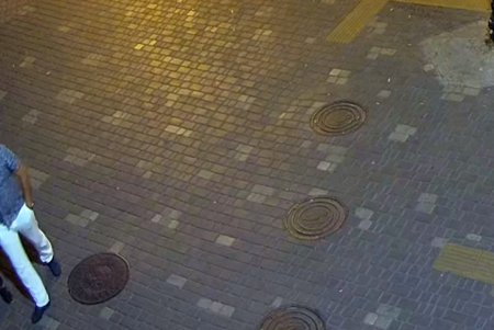 В центре города компания мужчин перевернула припаркованный автомобиль (фото, видео)