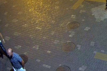 В центре города компания мужчин перевернула припаркованный автомобиль (фото, видео)