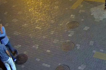 В центре города компания мужчин перевернула припаркованный автомобиль (фото, видео)