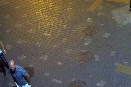 В центре города компания мужчин перевернула припаркованный автомобиль (фото, видео)