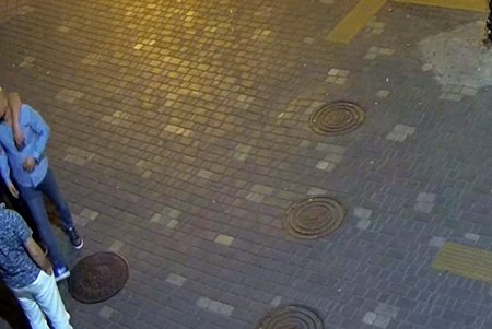 В центре города компания мужчин перевернула припаркованный автомобиль (фото, видео)