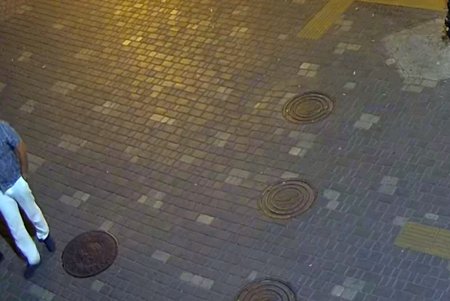 В центре города компания мужчин перевернула припаркованный автомобиль (фото, видео)