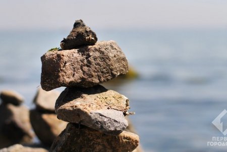 На пляже «Дельфин» одессит создал удивительный сад камней (фото)