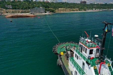 Водолазы обследуют отсеки затонувшего танкера Delfi (фото, видео)