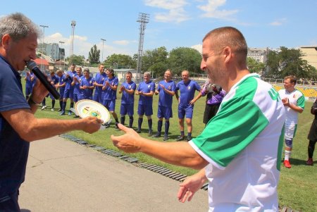 Представители городской власти сыграли дружеский матч в честь юбилея известного футболиста Черноморца Петра Чилиби (фото)