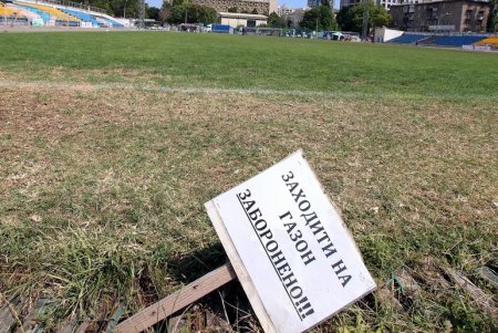 Представители городской власти сыграли дружеский матч в честь юбилея известного футболиста Черноморца Петра Чилиби (фото)