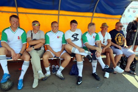 Представители городской власти сыграли дружеский матч в честь юбилея известного футболиста Черноморца Петра Чилиби (фото)