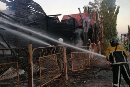 Сразу две базы отдыха горели в Затоке (фото, видео)