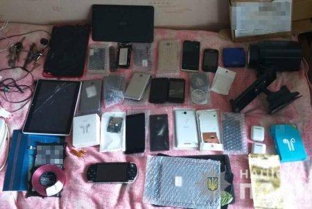 В Киевском районе любитель гаджетов похитил 30 мобильных телефонов, планшет и игровую приставку