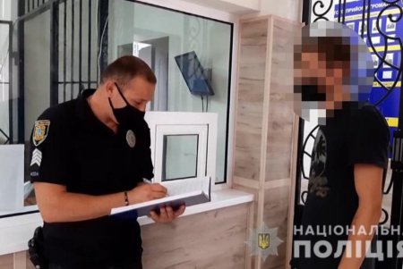 На одесском вокзале злоумышленники с ножом напали на двух подростков, отобрав деньги и телефоны (фото, видео)