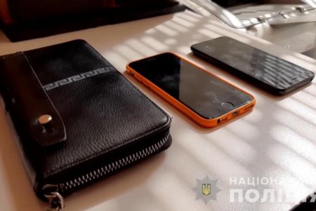 На одесском вокзале злоумышленники с ножом напали на двух подростков, отобрав деньги и телефоны (фото, видео)