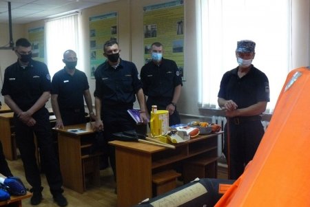 Курсантов морской академии посвятили в моряки-пограничники во время стажировки в отряде морской охраны (фото)