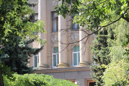 Площадь 10-го Апреля: обелиск «Крылья Победы» и современная застройка из стекла и бетона (фоторепортаж) 