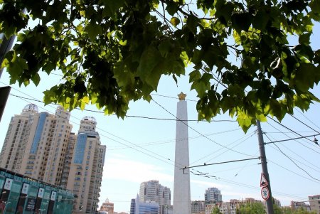 Площадь 10-го Апреля: обелиск «Крылья Победы» и современная застройка из стекла и бетона (фоторепортаж) 