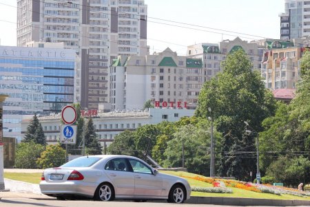 Площадь 10-го Апреля: обелиск «Крылья Победы» и современная застройка из стекла и бетона (фоторепортаж) 