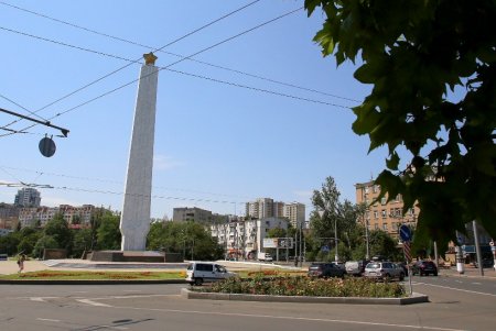 Площадь 10-го Апреля: обелиск «Крылья Победы» и современная застройка из стекла и бетона (фоторепортаж) 