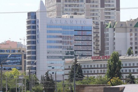 Площадь 10-го Апреля: обелиск «Крылья Победы» и современная застройка из стекла и бетона (фоторепортаж) 