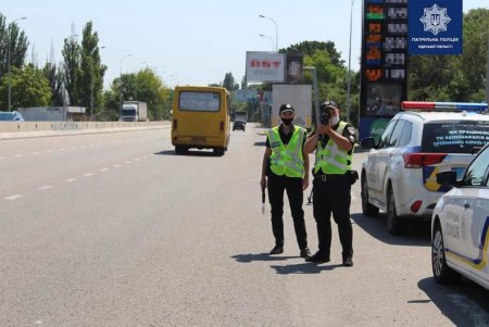 Патрульные напоминают о безопасной скорости движения по дороге: за неделю выявили больше 200 нарушения (фото)