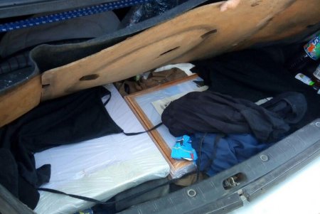 В Белгород-Днестровском районе пограничники разоблачили нарушителя с полным багажником российско-советской пропаганды (фото)