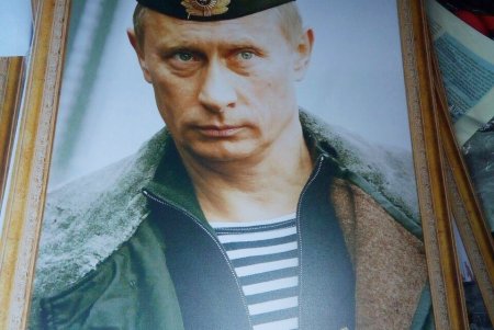 В Белгород-Днестровском районе пограничники разоблачили нарушителя с полным багажником российско-советской пропаганды (фото)