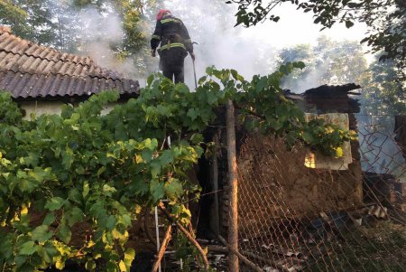 В Николаевском районе обнаружены два трупа в горевшем доме (фото)