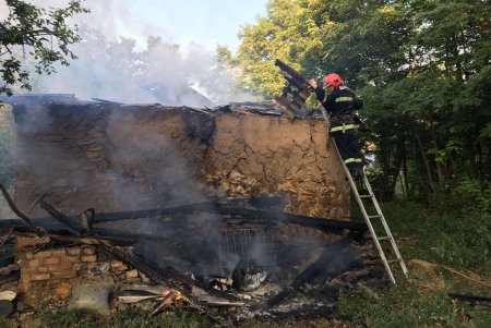 В Николаевском районе обнаружены два трупа в горевшем доме (фото)
