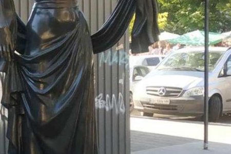 Изношенную облицовку постамента памятника Вере Холодной заменили на новую (фото)