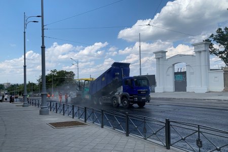 Уже завершающий слой асфальта укладывают на спуске Маринеско (фото, видеокомментарий)