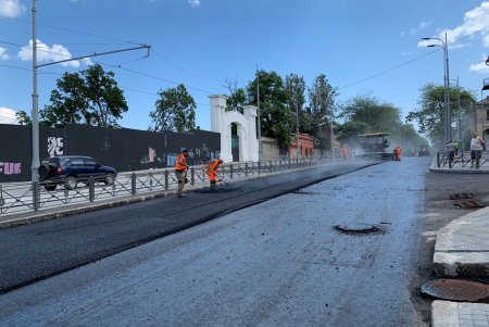 Уже завершающий слой асфальта укладывают на спуске Маринеско (фото, видеокомментарий)