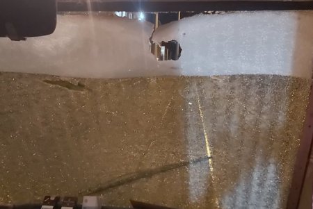 Хулиганы кидали камни в стекло трамвая и ранили водителя (фото)
