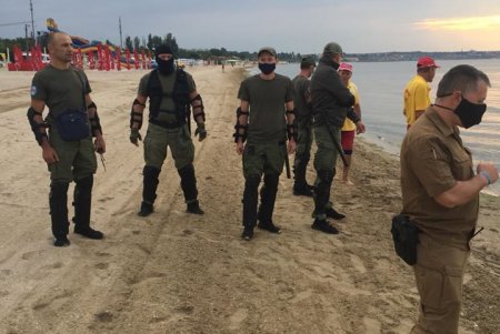 На пляже «Лузановка» закрыли незаконные пункты проката и убрали из моря самовольно размещенные буи (фото)