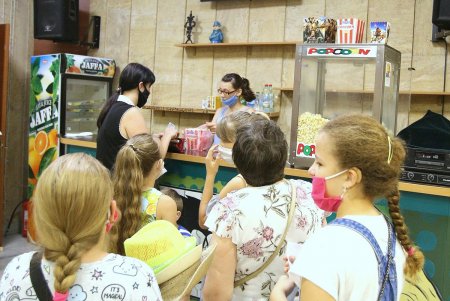 Юные одесситы из малообеспеченных семей посетили шоу комик-труппы «Маски» (фото)