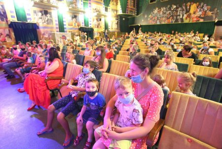 Юные одесситы из малообеспеченных семей посетили шоу комик-труппы «Маски» (фото)
