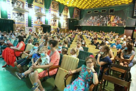 Юные одесситы из малообеспеченных семей посетили шоу комик-труппы «Маски» (фото)