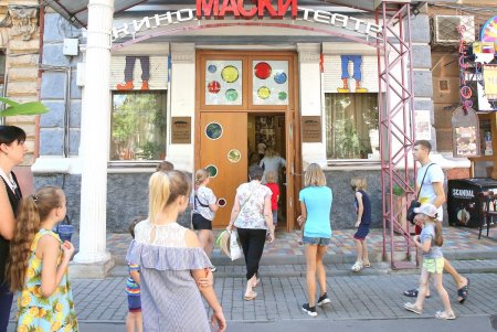 Юные одесситы из малообеспеченных семей посетили шоу комик-труппы «Маски» (фото)