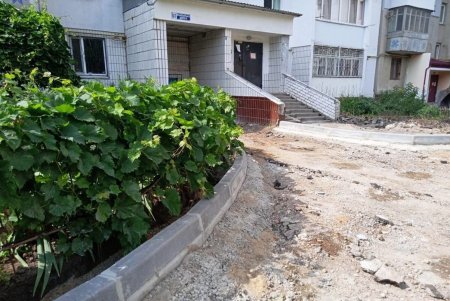 Капитально ремонтируют внутриквартальный проезд в районе ипподрома (фото)