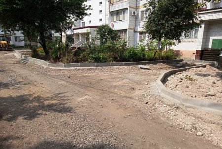 Капитально ремонтируют внутриквартальный проезд в районе ипподрома (фото)