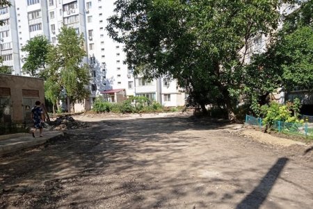 Капитально ремонтируют внутриквартальный проезд в районе ипподрома (фото)
