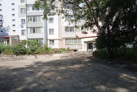 Капитально ремонтируют внутриквартальный проезд в районе ипподрома (фото)