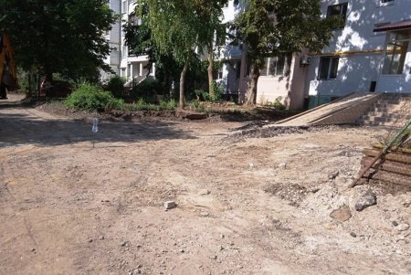 Капитально ремонтируют внутриквартальный проезд в районе ипподрома (фото)
