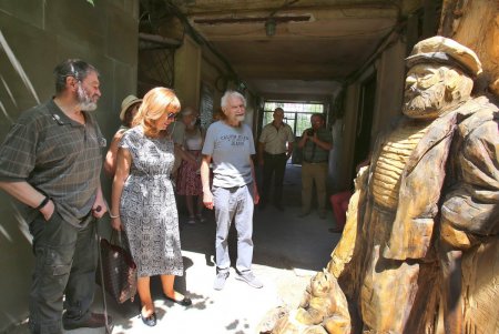Во дворике на Успенской открыли скульптурную композицию «Одесский тополь – жизнь продолжается» (фоторепортаж)