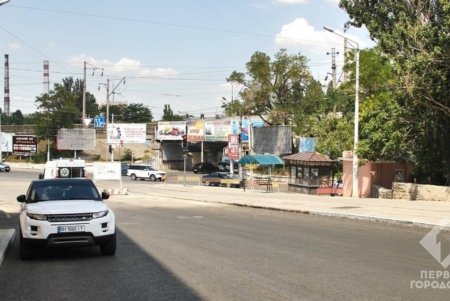 По новому покрытию спуска Маринеско уже ездят автомобили (фото)