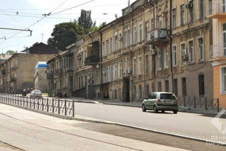 По новому покрытию спуска Маринеско уже ездят автомобили (фото)
