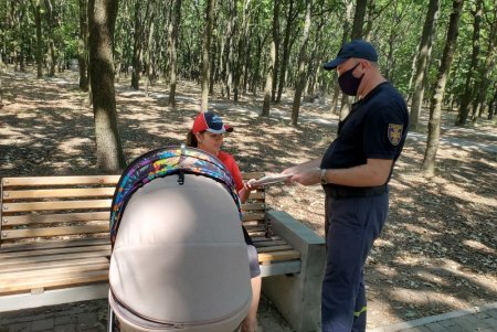 Спасатели провели противопожарный рейд в лесопарковой зоне 411-й батареи (фото)