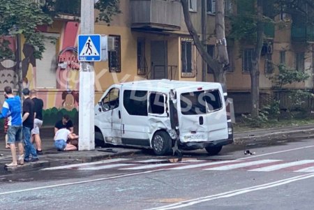 Рано утром на Сегедской Audi врезался в микроавтобус и торговый павильон (фото)