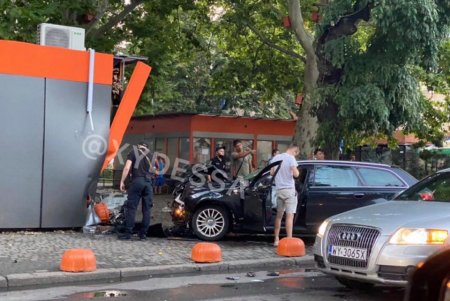 Рано утром на Сегедской Audi врезался в микроавтобус и торговый павильон (фото)