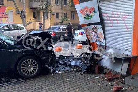 Рано утром на Сегедской Audi врезался в микроавтобус и торговый павильон (фото)